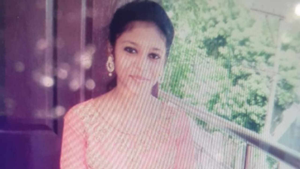 പ്രണയാഭ്യർത്ഥന നിരസിച്ചു; 20 കാരിയെ കുത്തിക്കൊന്ന് സുഹൃത്ത് ആത്മഹത്യക്ക് ശ്രമിച്ചു പ്രണയാഭ്യർത്ഥന നിരസിച്ചു; 20 കാരിയെ കുത്തിക്കൊന്ന് സുഹൃത്ത് ആത്മഹത്യക്ക് ശ്രമിച്ചു