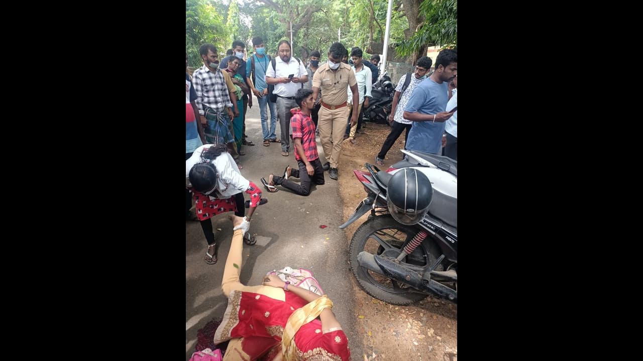 அய்யய்யோ இங்கு பெண்களுக்கு பாதுகாப்பு இல்லை.. சுவேதா கொலையால் நொறுங்கிப்போன நடிகர் சரத்குமார். அய்யய்யோ இங்கு பெண்களுக்கு பாதுகாப்பு இல்லை.. சுவேதா கொலையால் நொறுங்கிப்போன நடிகர் சரத்குமார்.