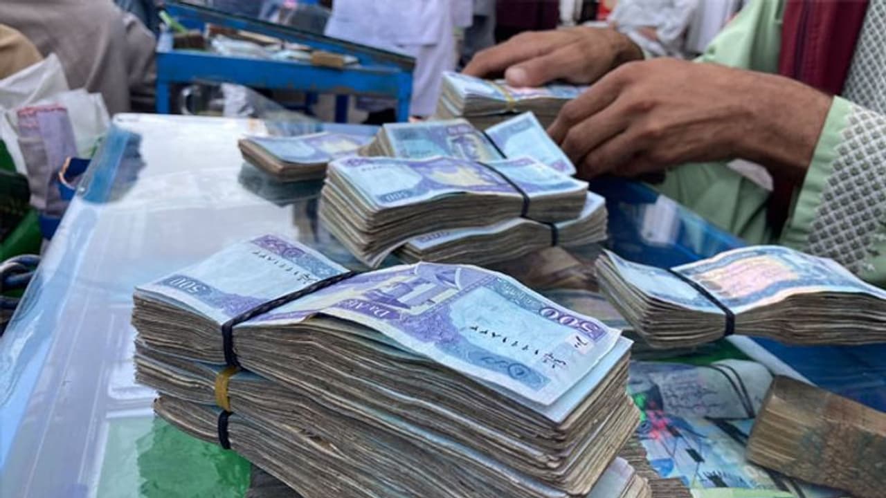 അഫ്ഗാനിസ്ഥാനിൽ ജനം കൂട്ടത്തോടെ പണം പിൻവലിച്ചു, ബാങ്കുകൾ കാലിയായി; താലിബാന്റെ നില പരുങ്ങലിൽ അഫ്ഗാനിസ്ഥാനിൽ ജനം കൂട്ടത്തോടെ പണം പിൻവലിച്ചു, ബാങ്കുകൾ കാലിയായി; താലിബാന്റെ നില പരുങ്ങലിൽ