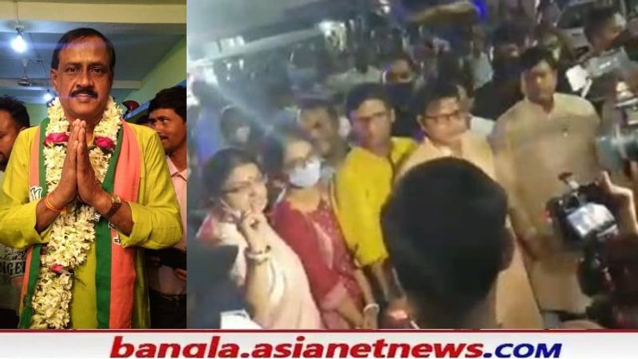 মৃত BJP প্রার্থীর দেহ নিয়ে বিক্ষোভের জের, সুকান্ত প্রিয়াঙ্কা অর্জুনদের বিরুদ্ধে মামলা দায়ের মৃত BJP প্রার্থীর দেহ নিয়ে বিক্ষোভের জের, সুকান্ত প্রিয়াঙ্কা অর্জুনদের বিরুদ্ধে মামলা দায়ের