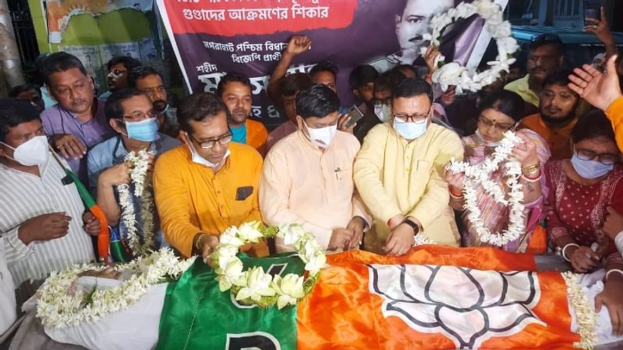 മൃതദേഹവുമായി മമതയുടെ വസതിക്ക് സമീപം പ്രതിഷേധം: ബംഗാൾ ബിജെപി അധ്യക്ഷനെതിരെ കേസെടുത്ത് കൊൽക്കത്ത പൊലീസ് മൃതദേഹവുമായി മമതയുടെ വസതിക്ക് സമീപം പ്രതിഷേധം: ബംഗാൾ ബിജെപി അധ്യക്ഷനെതിരെ കേസെടുത്ത് കൊൽക്കത്ത പൊലീസ്