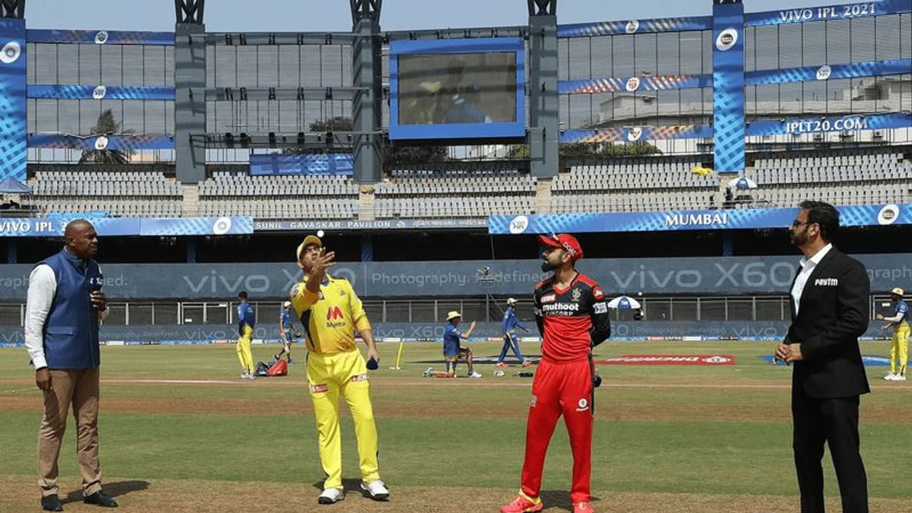IPL 2021: ಆರ್ಸಿಬಿ ವಿರುದ್ಧ ಟಾಸ್ ಗೆದ್ದ CSK, ಕೊಹ್ಲಿ ಸೈನ್ಯದಲ್ಲಿ ಮಹತ್ವದ ಬದಲಾವಣೆ! IPL 2021: ಆರ್ಸಿಬಿ ವಿರುದ್ಧ ಟಾಸ್ ಗೆದ್ದ CSK, ಕೊಹ್ಲಿ ಸೈನ್ಯದಲ್ಲಿ ಮಹತ್ವದ ಬದಲಾವಣೆ!