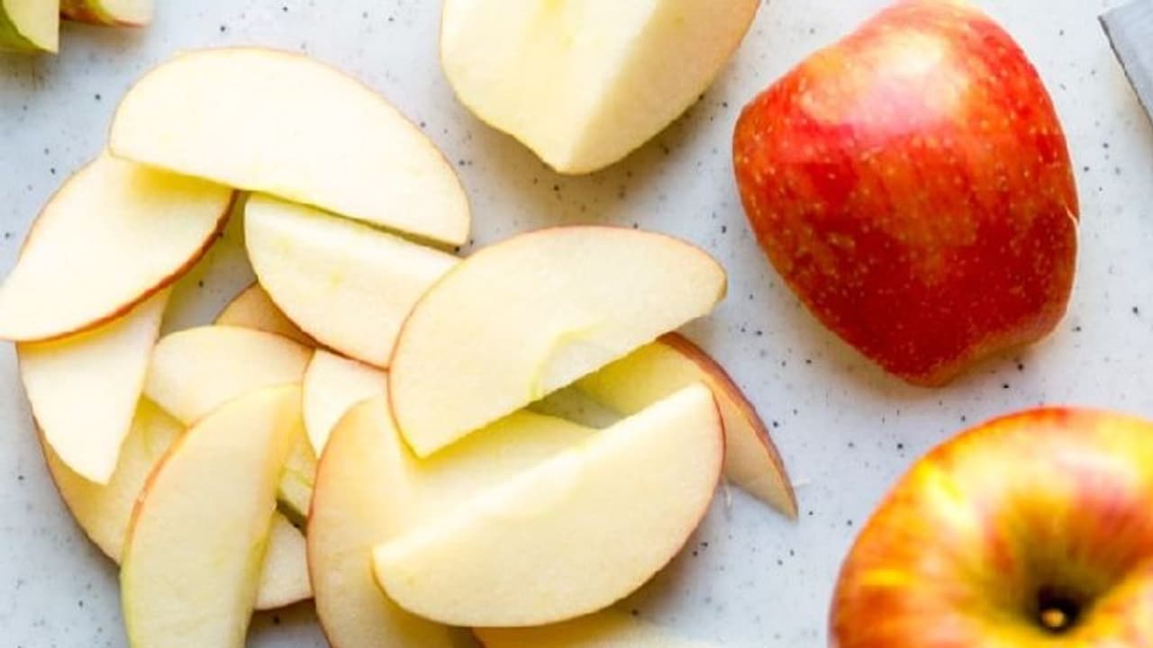 Stomach Ache : വയറിന് പ്രശ്നമുണ്ടെങ്കില് ആപ്പിള് കഴിക്കാം; പക്ഷേ രണ്ട് കാര്യം ശ്രദ്ധിക്കുക... Stomach Ache : വയറിന് പ്രശ്നമുണ്ടെങ്കില് ആപ്പിള് കഴിക്കാം; പക്ഷേ രണ്ട് കാര്യം ശ്രദ്ധിക്കുക...