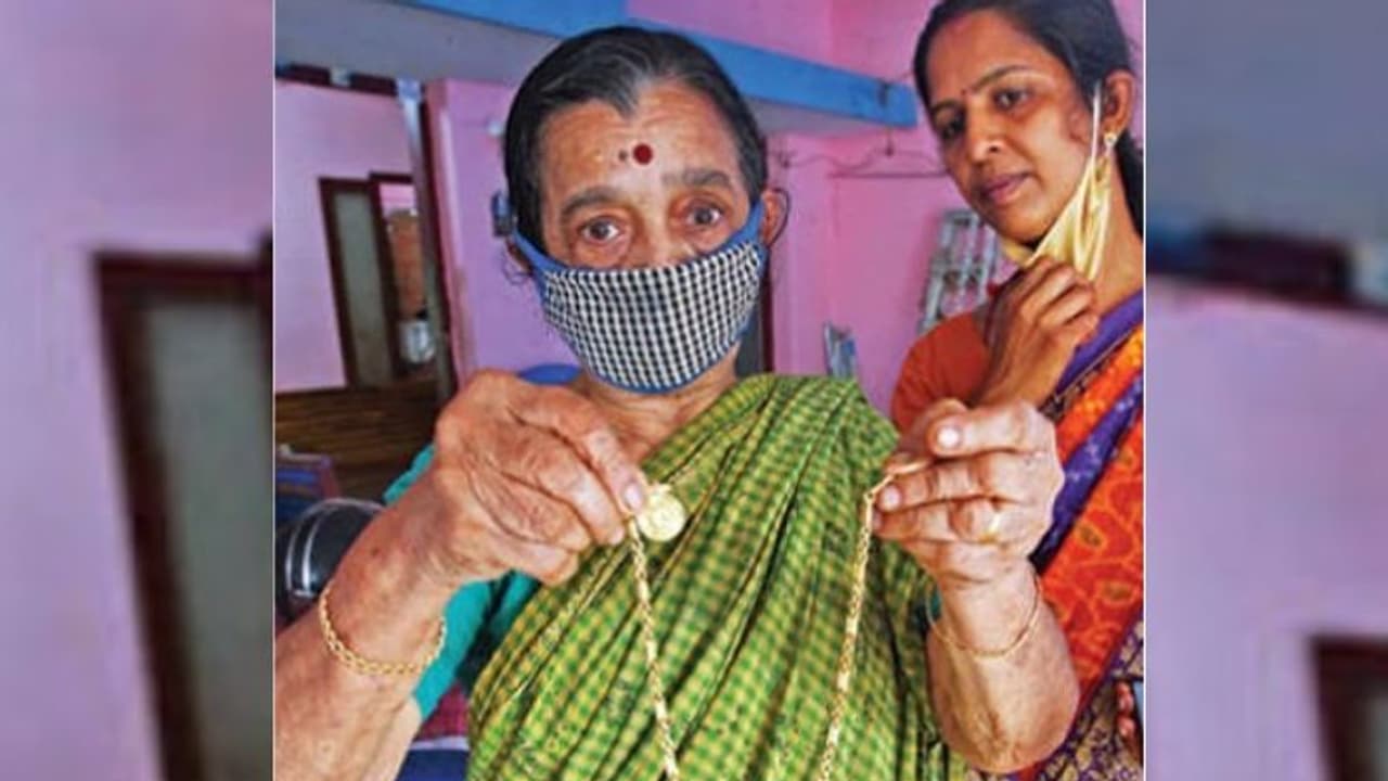 പട്ടാപ്പകൽ അധ്യാപികയെ വീട്ടിൽക്കയറി ആക്രമിച്ച് മാല പൊട്ടിച്ചു, മണിക്കൂറുകൾക്കകം പിടിയിൽ പട്ടാപ്പകൽ അധ്യാപികയെ വീട്ടിൽക്കയറി ആക്രമിച്ച് മാല പൊട്ടിച്ചു, മണിക്കൂറുകൾക്കകം പിടിയിൽ