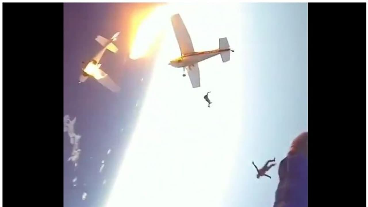 ఆకాశంలో విమానాలు ఢీ.. మంటలు అంటుకోగానే దూకేసిన ప్యాసింజర్లు.. భయానక వీడియో వైరల్.. ఆకాశంలో విమానాలు ఢీ.. మంటలు అంటుకోగానే దూకేసిన ప్యాసింజర్లు.. భయానక వీడియో వైరల్..