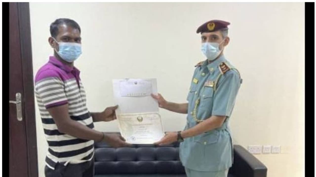 എടിഎമ്മില് കണ്ടെത്തിയ പണം പൊലീസില് ഏല്പ്പിച്ചു; യുഎഇയില് ഇന്ത്യക്കാരന് ആദരം എടിഎമ്മില് കണ്ടെത്തിയ പണം പൊലീസില് ഏല്പ്പിച്ചു; യുഎഇയില് ഇന്ത്യക്കാരന് ആദരം