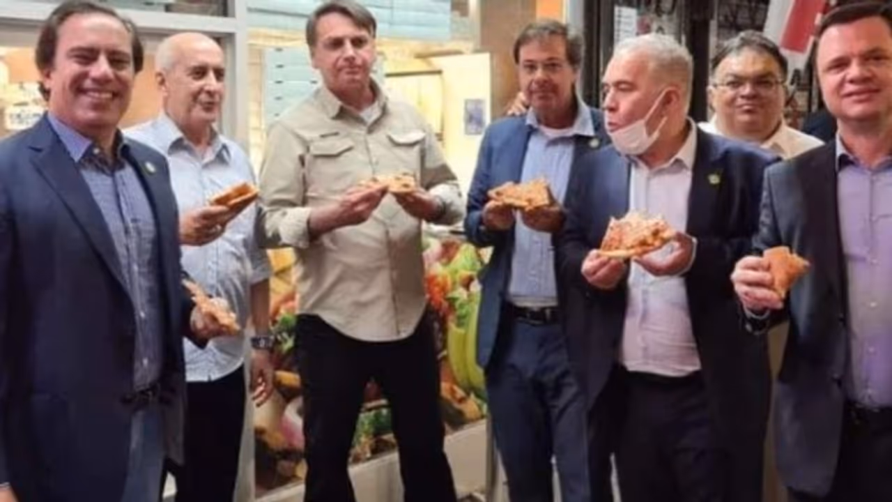 റോഡരികില്നിന്ന് പിസ കഴിക്കുന്ന ബ്രസീല് പ്രസിഡന്റ്; വാക്സിന് എടുക്കാത്തതിന് വിമര്ശിച്ച് സോഷ്യല് മീഡിയ റോഡരികില്നിന്ന് പിസ കഴിക്കുന്ന ബ്രസീല് പ്രസിഡന്റ്; വാക്സിന് എടുക്കാത്തതിന് വിമര്ശിച്ച് സോഷ്യല് മീഡിയ