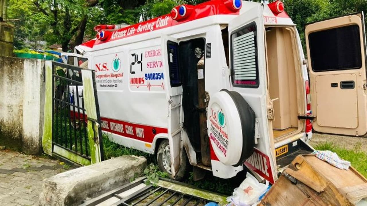 ആലപ്പുഴയിൽ കൊവിഡ് രോഗിയുമായി പോയ ആംബുലൻസ് അപകടത്തിൽപെട്ടു, ഒരാൾ മരിച്ചു; മൂന്ന് പേർക്ക് പരിക്ക് ആലപ്പുഴയിൽ കൊവിഡ് രോഗിയുമായി പോയ ആംബുലൻസ് അപകടത്തിൽപെട്ടു, ഒരാൾ മരിച്ചു; മൂന്ന് പേർക്ക് പരിക്ക്