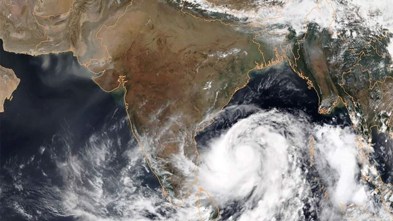 ஆந்திராவை துவம்சம் செய்து ஒடிசாவுக்குள் என்ட்ரி கொடுத்த குலாப் புயல்… படகு கவிழ்ந்து மீனவர்கள் உயிரிழப்பு..! ஆந்திராவை துவம்சம் செய்து ஒடிசாவுக்குள் என்ட்ரி கொடுத்த குலாப் புயல்… படகு கவிழ்ந்து மீனவர்கள் உயிரிழப்பு..!