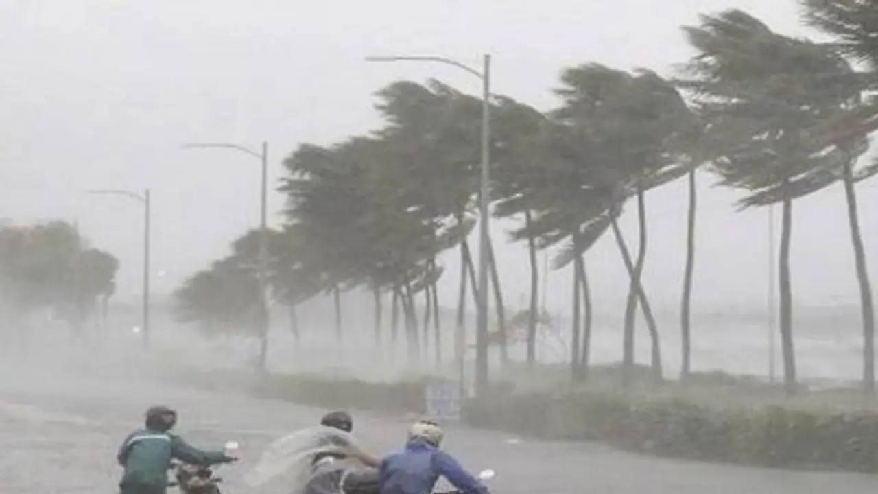 ಆಂಧ್ರ, ಒಡಿಶಾಕ್ಕೆ ಅಪ್ಪಳಿಸಿದ ಗುಲಾಬ್: ಕಟ್ಟೆಚ್ಚರ! ಆಂಧ್ರ, ಒಡಿಶಾಕ್ಕೆ ಅಪ್ಪಳಿಸಿದ ಗುಲಾಬ್: ಕಟ್ಟೆಚ್ಚರ!