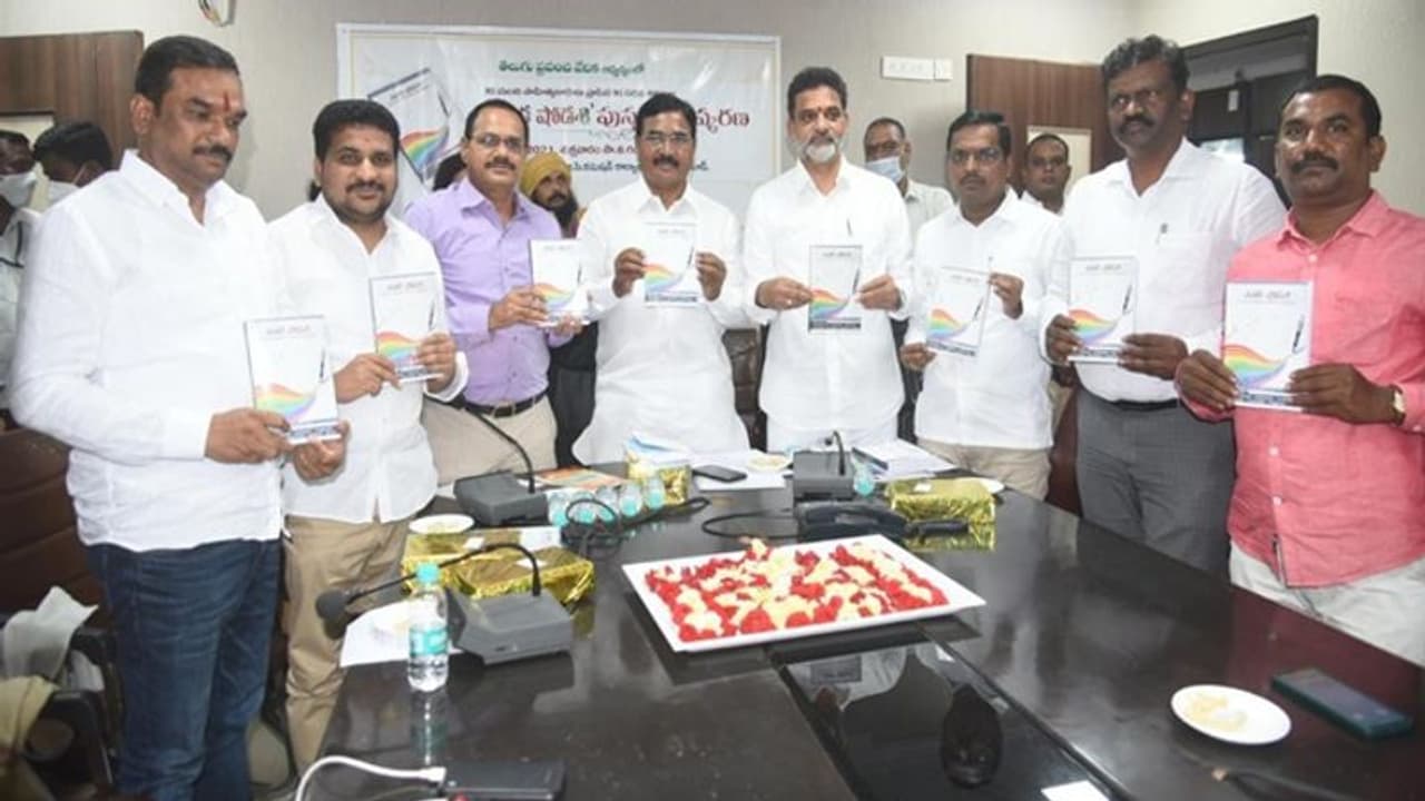 మంత్రి నిరంజన్ రెడ్డి చేతుల మీదుగా "శతక షోడశి" పుస్తకావిష్కరణ మంత్రి నిరంజన్ రెడ్డి చేతుల మీదుగా "శతక షోడశి" పుస్తకావిష్కరణ