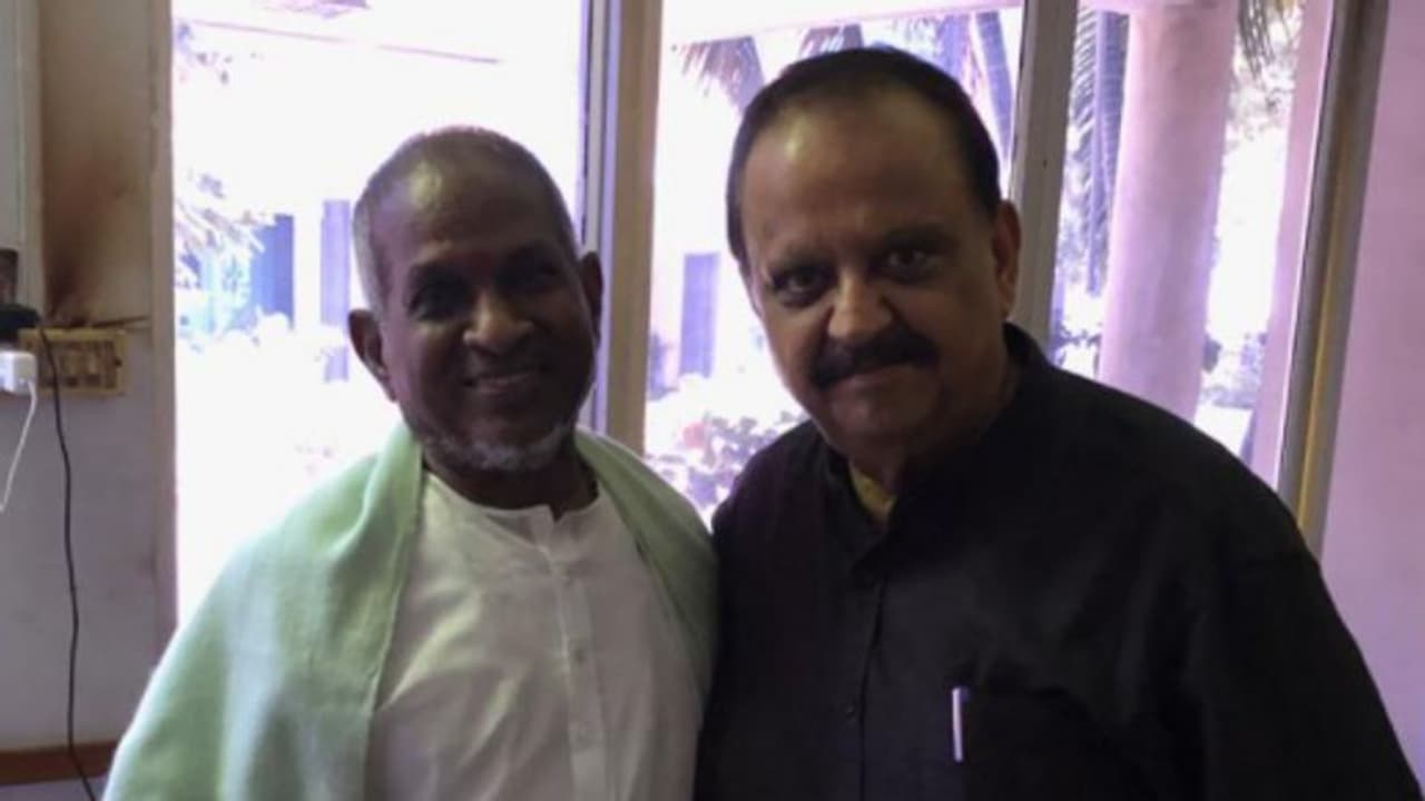 எனக்கும் எஸ்.பி.பிக்கும் இடையே இருந்த நட்புக்கு சாட்சியாக இது ஒன்று போதாதா..? மேடையில் கலங்கிய இளைஞராஜா. எனக்கும் எஸ்.பி.பிக்கும் இடையே இருந்த நட்புக்கு சாட்சியாக இது ஒன்று போதாதா..? மேடையில் கலங்கிய இளைஞராஜா.