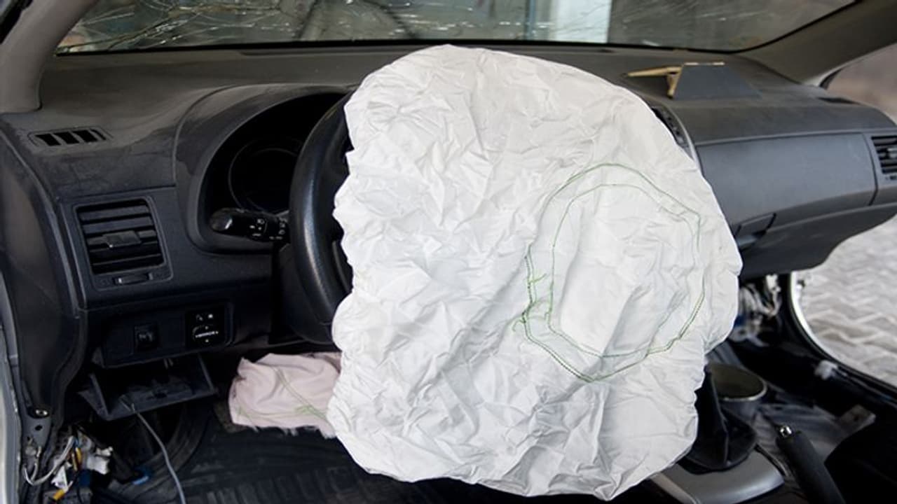 എയർബാഗ് പ്രവർത്തിച്ചില്ല, രക്ഷപ്പെട്ടത് തലനാരിഴക്ക്; കാറിന്റെ മുഴുവൻ വില തിരികെ നൽകണം, മാരുതിക്ക് തിരിച്ചടി എയർബാഗ് പ്രവർത്തിച്ചില്ല, രക്ഷപ്പെട്ടത് തലനാരിഴക്ക്; കാറിന്റെ മുഴുവൻ വില തിരികെ നൽകണം, മാരുതിക്ക് തിരിച്ചടി