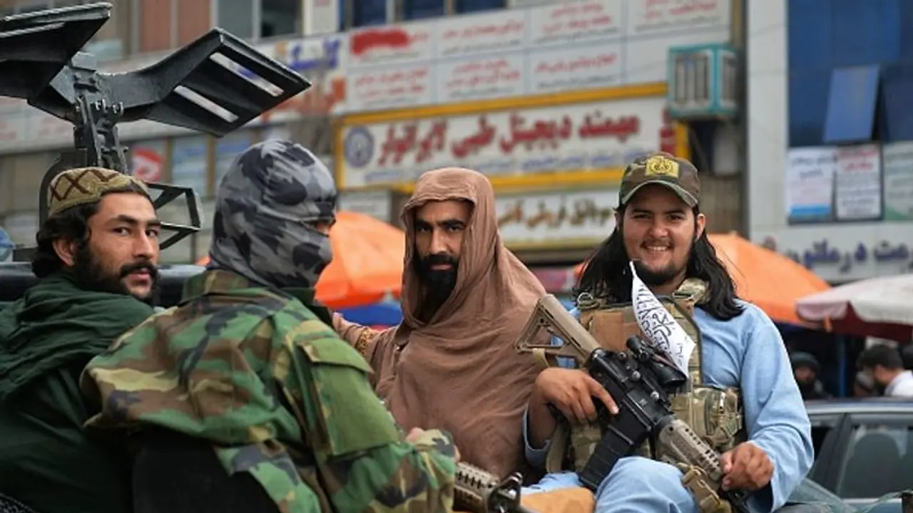 ఆఫ్గన్లో బహిరంగ శిక్షల అమలు: వ్యాపారి కిడ్నాప్ చేసిన వారిని కాల్చివేత, క్రేన్లకు మృతదేహాల వేలాడదీత ఆఫ్గన్లో బహిరంగ శిక్షల అమలు: వ్యాపారి కిడ్నాప్ చేసిన వారిని కాల్చివేత, క్రేన్లకు మృతదేహాల వేలాడదీత