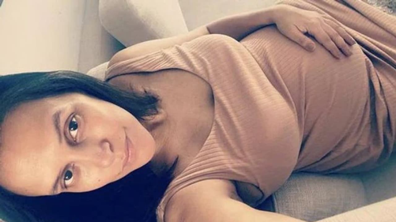 നിറവയറില് നേഹ ധൂപിയ; 'നോ മേക്കപ്പ്' ചിത്രങ്ങള് പങ്കുവച്ച് നടി നിറവയറില് നേഹ ധൂപിയ; 'നോ മേക്കപ്പ്' ചിത്രങ്ങള് പങ്കുവച്ച് നടി