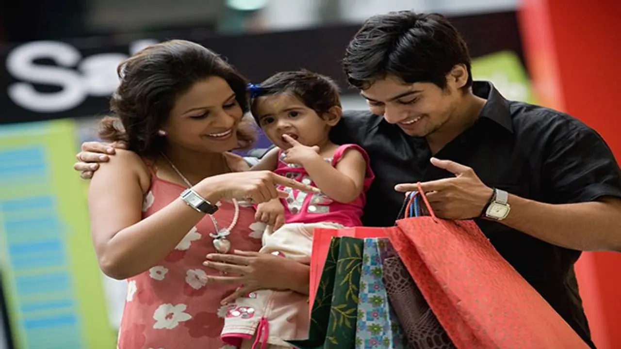 শেষবেলার শপিং এ ভিড়ে ঠাঁসা হগ মার্কেট থেকে হাতিবাগান, মহামারীর মাঝে চোখে পড়ল শহর কলকাতার চেনা ছবি