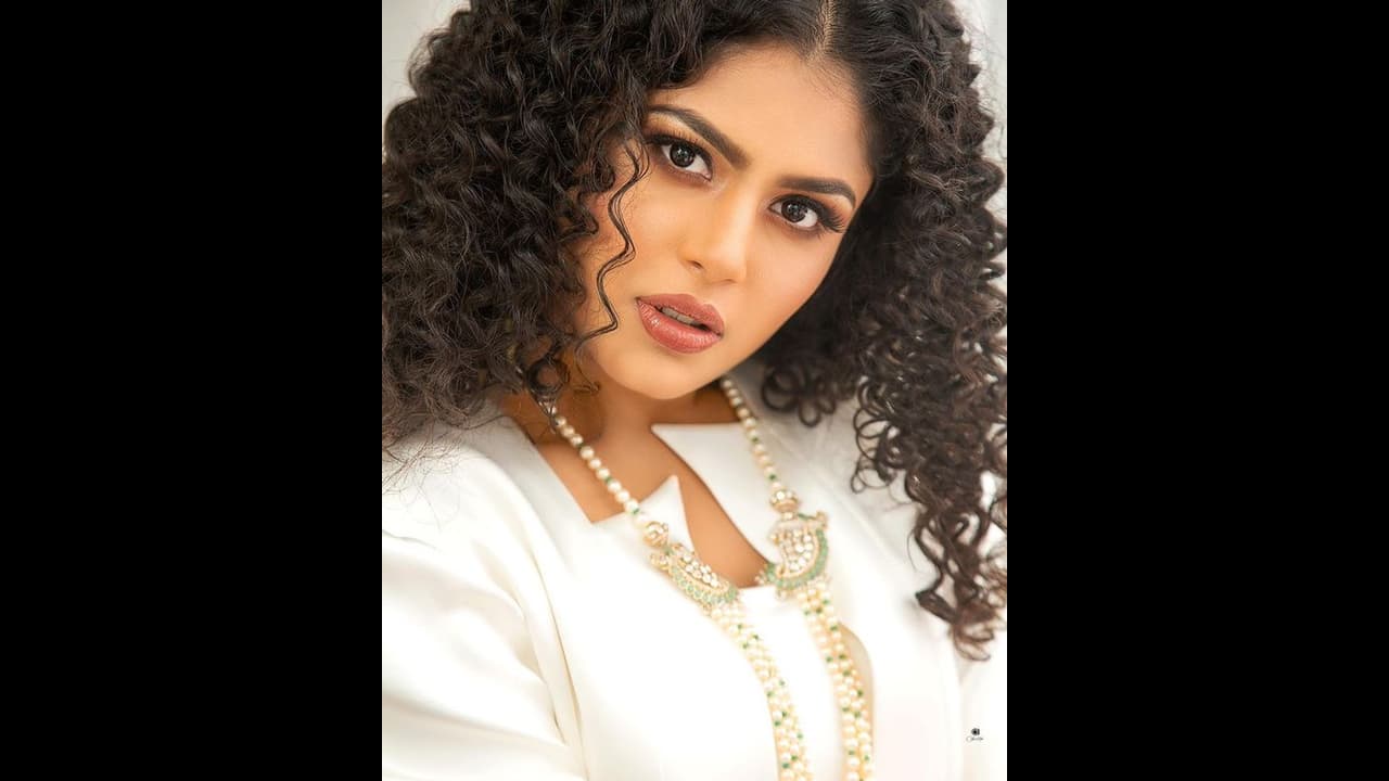 మొత్తానికి ‘జాతిరత్నాలు’హీరోయిన్ ని గుర్తించారు మొత్తానికి ‘జాతిరత్నాలు’హీరోయిన్ ని గుర్తించారు