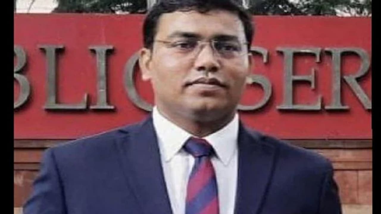 स्कूल में चाय पकौड़े बेचने वाला लड़का बना IPS अफसर, कुछ ऐसी है अल्ताफ शेख के संघर्ष की कहानी स्कूल में चाय पकौड़े बेचने वाला लड़का बना IPS अफसर, कुछ ऐसी है अल्ताफ शेख के संघर्ष की कहानी