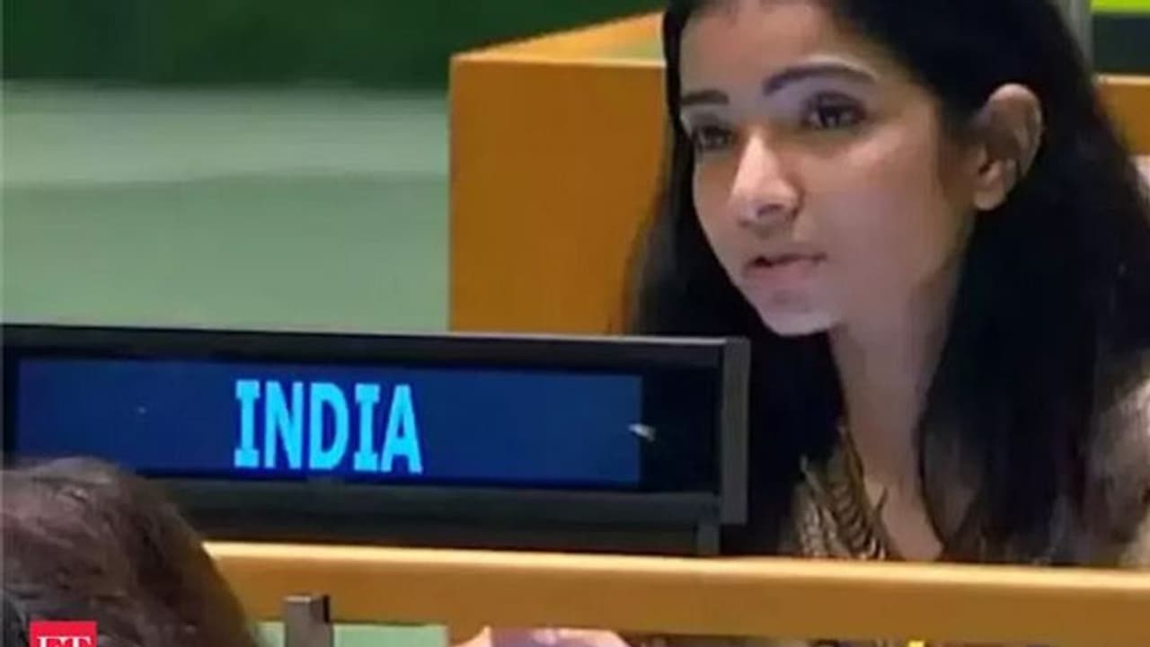 আলাপ করুন স্নেহা দুবের সঙ্গে, রাষ্ট্রসংঘে মহিলা আধিকারিক এক হাত নিলেন পাক প্রধানমন্ত্রী ইমরান খানকে আলাপ করুন স্নেহা দুবের সঙ্গে, রাষ্ট্রসংঘে মহিলা আধিকারিক এক হাত নিলেন পাক প্রধানমন্ত্রী ইমরান খানকে