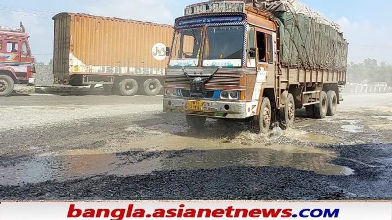 রায়গঞ্জ ভয়াবহ বাস দুর্ঘটনার পরেও হুঁশ ফেরেনি, এখনও বেহাল দশা জাতীয় সড়কের