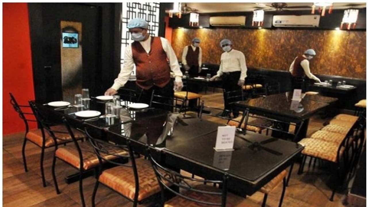 'ഹോട്ടലിലും ബാറിലും ഇരുന്ന് കഴിക്കാം'; കൊവിഡ് നിയന്ത്രണങ്ങളിൽ കൂടുതൽ ഇളവ്, തീയറ്ററുകൾ അടഞ്ഞ് തന്നെ 'ഹോട്ടലിലും ബാറിലും ഇരുന്ന് കഴിക്കാം'; കൊവിഡ് നിയന്ത്രണങ്ങളിൽ കൂടുതൽ ഇളവ്, തീയറ്ററുകൾ അടഞ്ഞ് തന്നെ