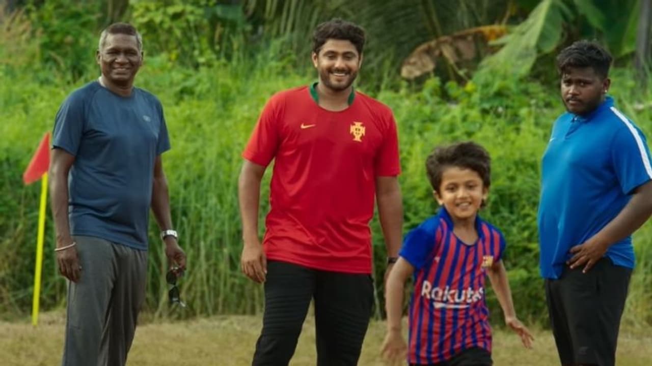 പെപ്പെയ്ക്കൊപ്പം ഐ എം വിജയന്; 'ആനപ്പറമ്പിലെ വേള്ഡ്കപ്പ്' ടീസര് പെപ്പെയ്ക്കൊപ്പം ഐ എം വിജയന്; 'ആനപ്പറമ്പിലെ വേള്ഡ്കപ്പ്' ടീസര്