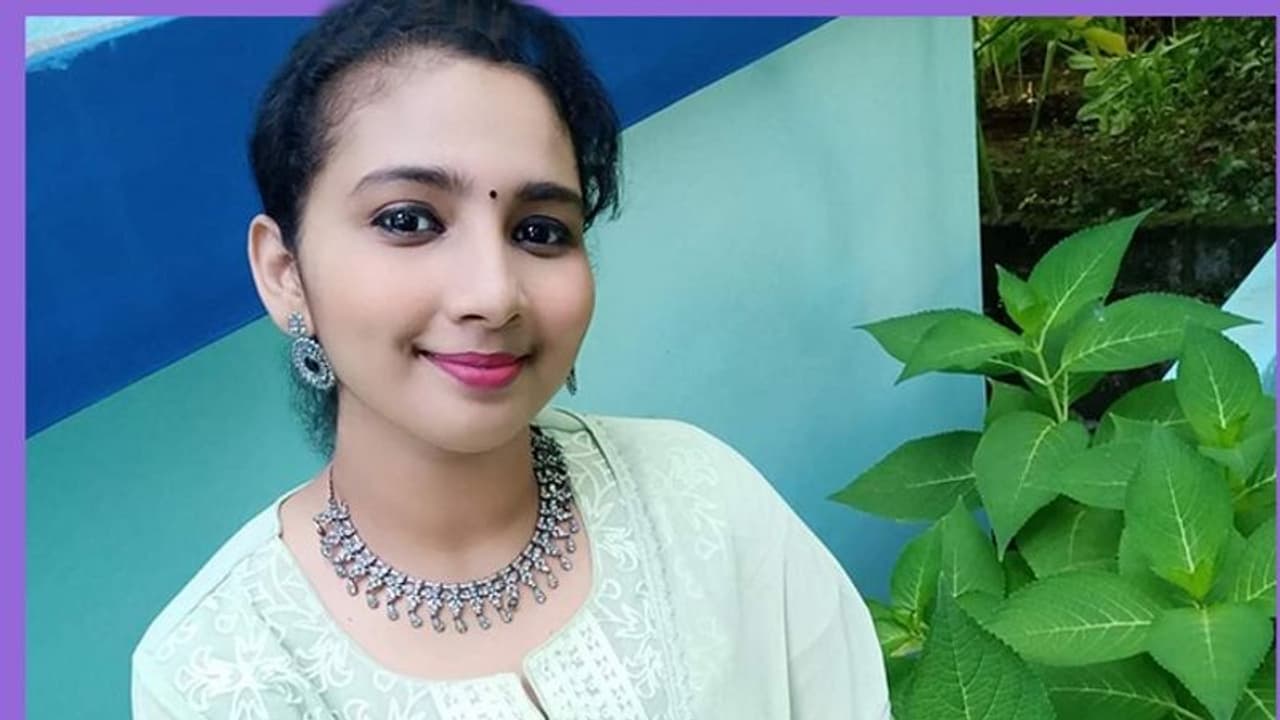 ತಂದೆ ನಿಧನದ ಬಳಿಕ ಪೊಲೀಸ್ ಕ್ಲರ್ಕ್ ಉದ್ಯೋಗ ಪಡೆದ ಯುವತಿಗೆ UPSCನಲ್ಲಿ 150ನೇ ರ‍್ಯಾಂಕ್!