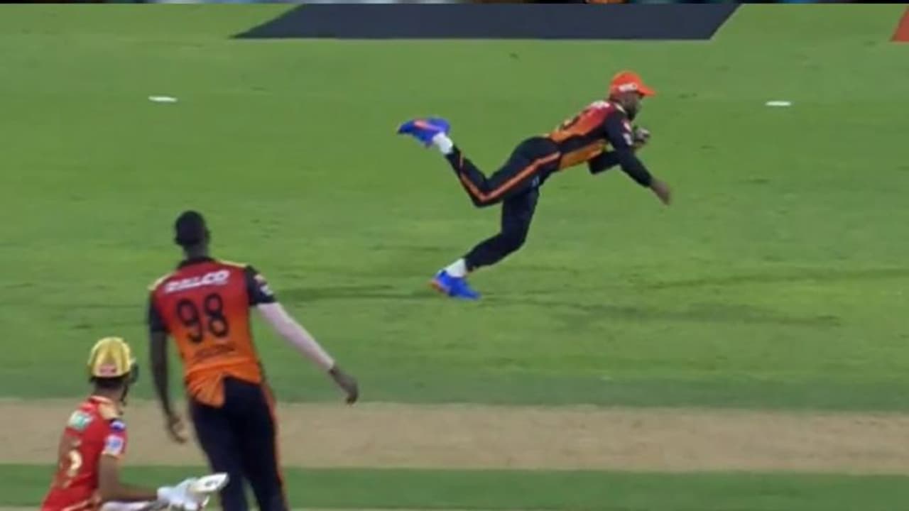 IPL2021: జగదీశ సుచిత్ స్టన్నింగ్ క్యాచ్... పక్షిలా గాల్లోకి ఎగురుతూ సింగిల్ హ్యాండ్తో... IPL2021: జగదీశ సుచిత్ స్టన్నింగ్ క్యాచ్... పక్షిలా గాల్లోకి ఎగురుతూ సింగిల్ హ్యాండ్తో...
