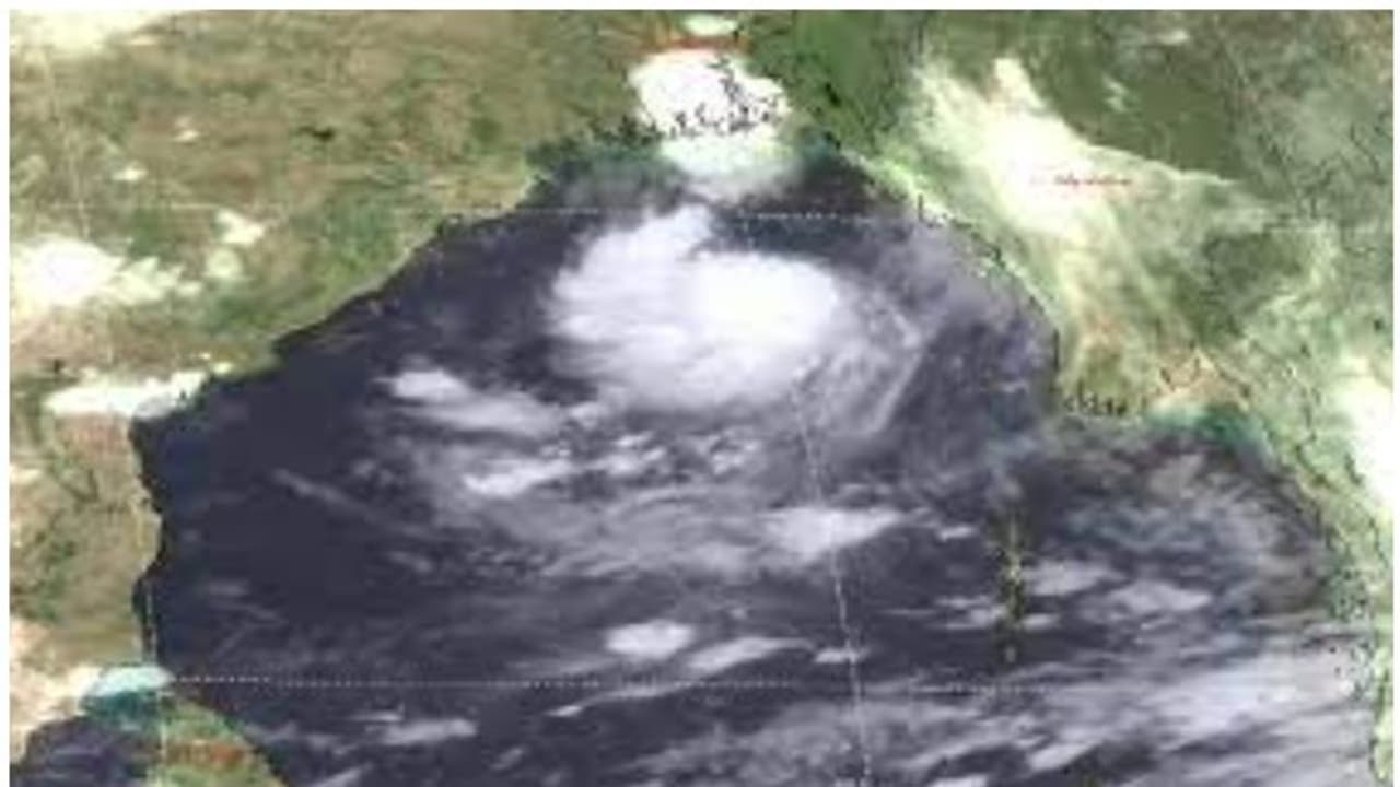 Cyclone Gulab : తెలంగాణపై ‘గులాబ్’ ప్రభావం తగ్గింది.. హైదరాబాద్ వాతావరణ కేంద్రం Cyclone Gulab : తెలంగాణపై ‘గులాబ్’ ప్రభావం తగ్గింది.. హైదరాబాద్ వాతావరణ కేంద్రం