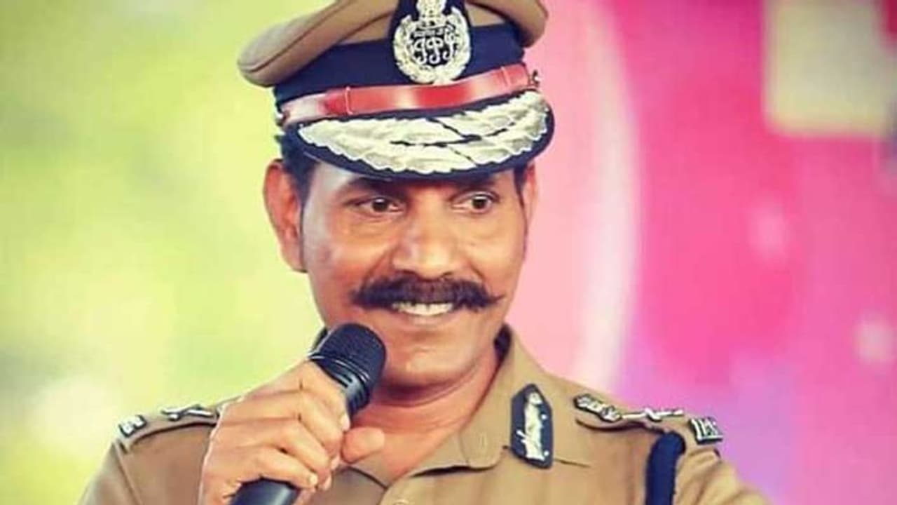 இனி கையில் துப்பாக்கி இருக்கணும்.. தற்காப்புக்கு சுடுங்க... போலீசாருக்கு டிஜிபி போட்ட அதிரடி உத்தரவு..! இனி கையில் துப்பாக்கி இருக்கணும்.. தற்காப்புக்கு சுடுங்க... போலீசாருக்கு டிஜிபி போட்ட அதிரடி உத்தரவு..!