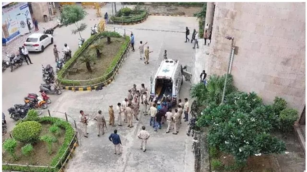 രോഹിണി കോടതി വെടിവെപ്പ്; രണ്ട് പേർ പിടിയിൽ, മുഖ്യ ആസൂത്രകനെ ചോദ്യം ചെയ്യാൻ ക്രൈംബ്രാഞ്ച് രോഹിണി കോടതി വെടിവെപ്പ്; രണ്ട് പേർ പിടിയിൽ, മുഖ്യ ആസൂത്രകനെ ചോദ്യം ചെയ്യാൻ ക്രൈംബ്രാഞ്ച്