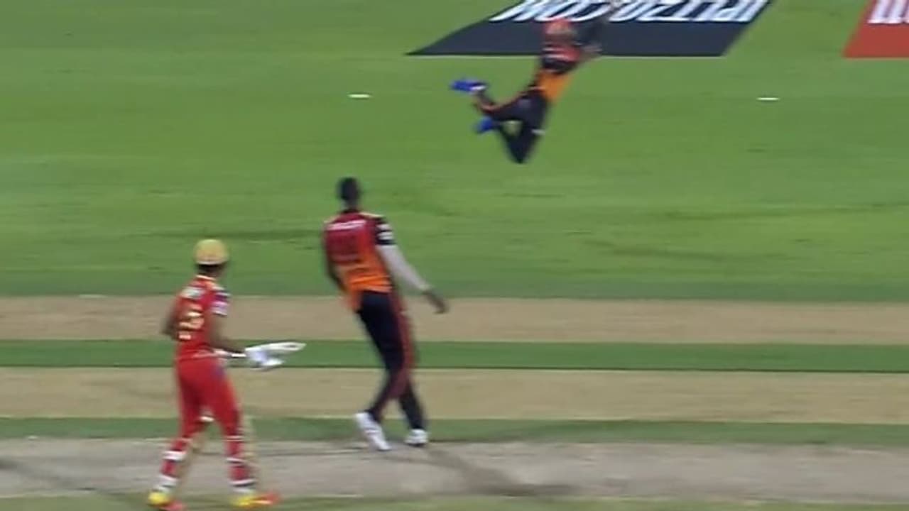 ഐപിഎല് 2021: പറന്നെടുത്ത് ജഗദീഷ സുചിത്; ഹൂഡയെ പുറത്താക്കാനെടുത്ത ക്യാച്ച് കാണാം വൈറല് വീഡിയോ ഐപിഎല് 2021: പറന്നെടുത്ത് ജഗദീഷ സുചിത്; ഹൂഡയെ പുറത്താക്കാനെടുത്ത ക്യാച്ച് കാണാം വൈറല് വീഡിയോ