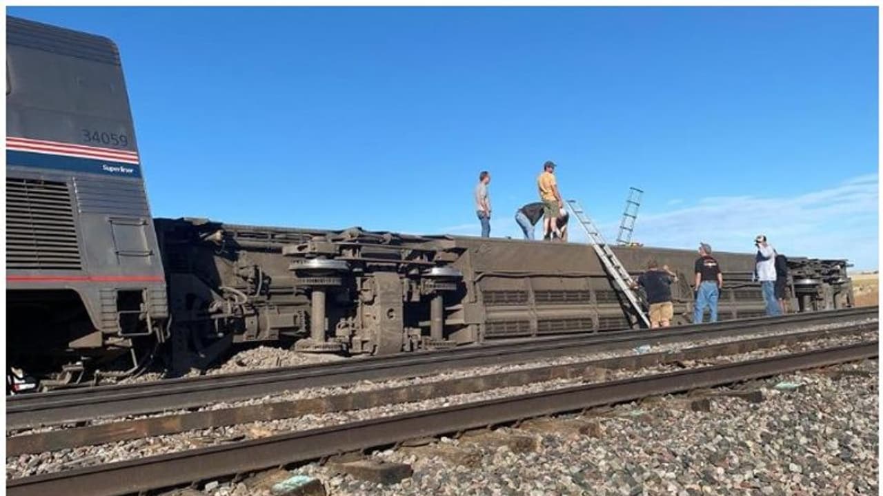 పట్టాలు తప్పిన రైలు.. ముగ్గురు మృతి.. 50 మందికి గాయాలు! పట్టాలు తప్పిన రైలు.. ముగ్గురు మృతి.. 50 మందికి గాయాలు!