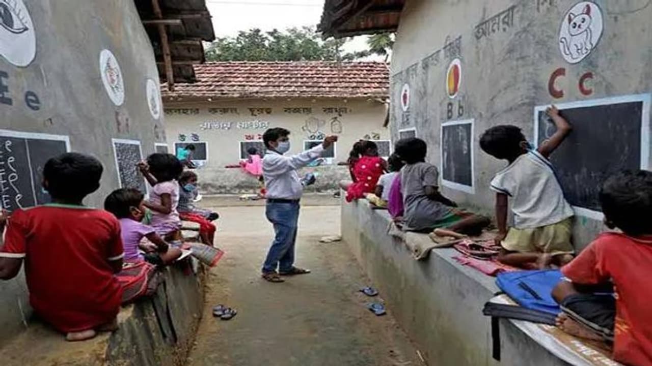 ഓഫ്ലൈനായാലും കുഴപ്പമില്ല, തെരുവിനെ ക്ലാസ്മുറികളാക്കി അധ്യാപകൻ, ചുമരുകൾ ബ്ലാക്ക്ബോർഡുകൾ ഓഫ്ലൈനായാലും കുഴപ്പമില്ല, തെരുവിനെ ക്ലാസ്മുറികളാക്കി അധ്യാപകൻ, ചുമരുകൾ ബ്ലാക്ക്ബോർഡുകൾ