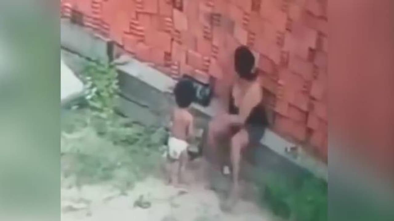 ഓർക്കാപ്പുറത്ത് മതിൽ പൊളിഞ്ഞുവീണു, കുഞ്ഞിനെ സുരക്ഷിതയാക്കി അമ്മ, വൈറലായി വീഡിയോ ഓർക്കാപ്പുറത്ത് മതിൽ പൊളിഞ്ഞുവീണു, കുഞ്ഞിനെ സുരക്ഷിതയാക്കി അമ്മ, വൈറലായി വീഡിയോ