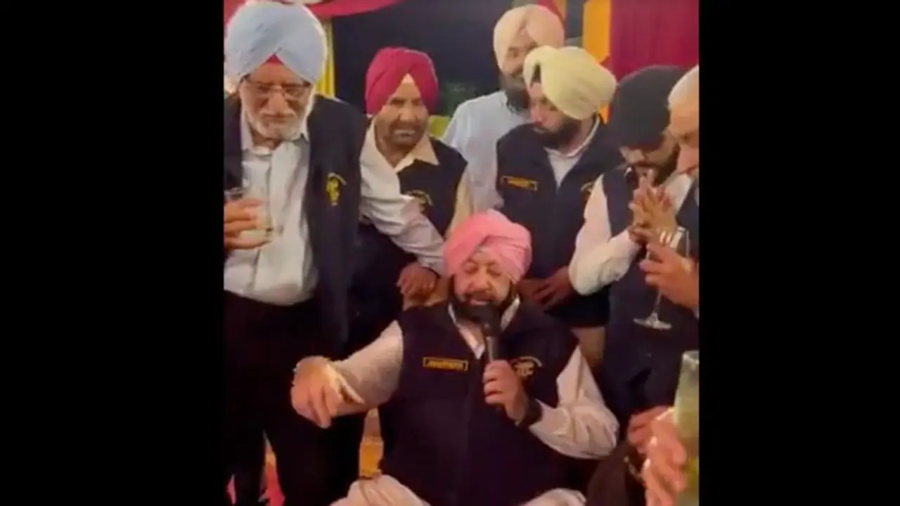 Viral Video: Capt Amarinder Singh croons popular Bollywood song 'O Gorey Gorey' Viral Video: Capt Amarinder Singh croons popular Bollywood song 'O Gorey Gorey'