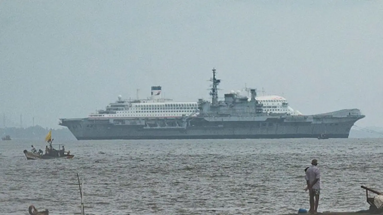 14 किलोमीटर प्रति घंटे की रफ्तार से बढ़ रहा है Cyclone गुलाब, इंडियन नेवी के पोत स्टैंडबाय में तैनात 14 किलोमीटर प्रति घंटे की रफ्तार से बढ़ रहा है Cyclone गुलाब, इंडियन नेवी के पोत स्टैंडबाय में तैनात