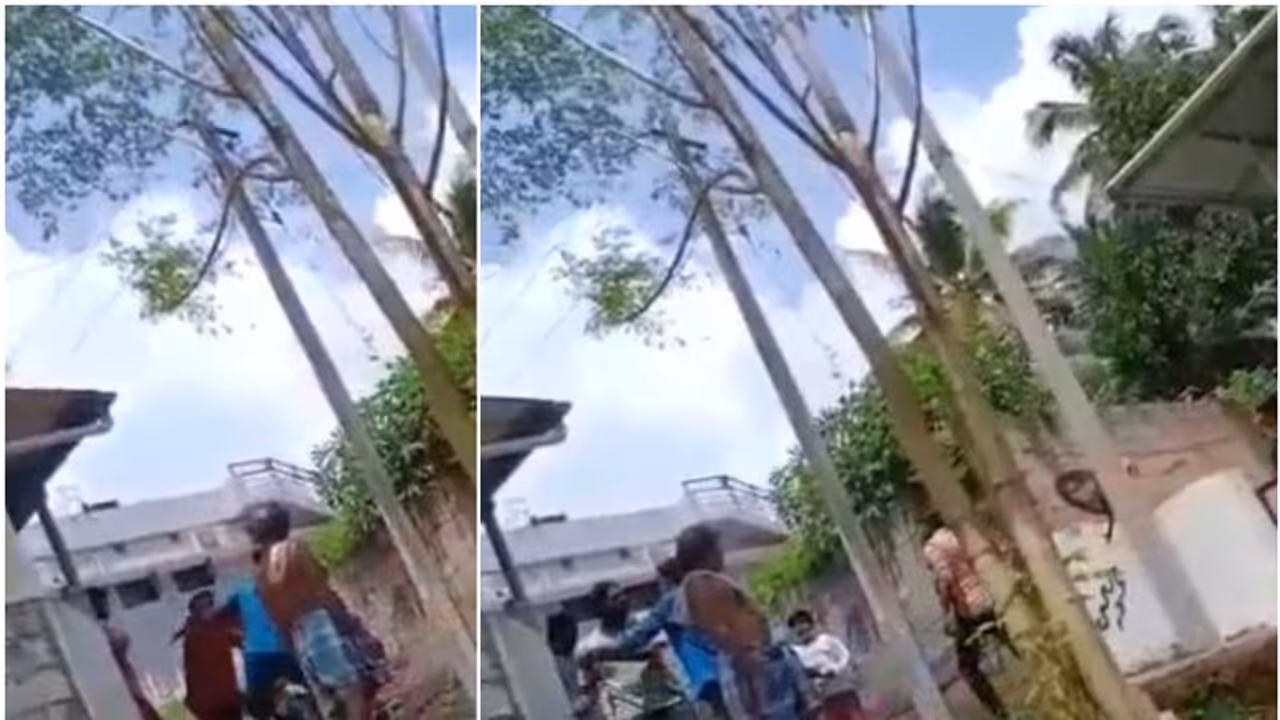 വോയിസ് മെസേജിന്റെ പേരില് പതിനേഴുകാരന് ക്രൂര മര്ദ്ദനം, മൊബൈല് അടിച്ചു തകര്ത്തു; ദൃശ്യങ്ങള് പുറത്ത് വോയിസ് മെസേജിന്റെ പേരില് പതിനേഴുകാരന് ക്രൂര മര്ദ്ദനം, മൊബൈല് അടിച്ചു തകര്ത്തു; ദൃശ്യങ്ങള് പുറത്ത്