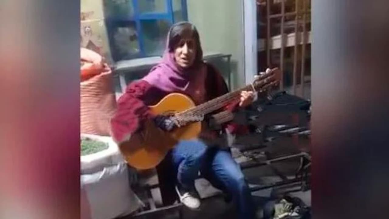 क्या पब्लिक प्लेस में गाना गाना पाप है? महिला को गाने से रोका तो वीडियो देख भड़के लोग क्या पब्लिक प्लेस में गाना गाना पाप है? महिला को गाने से रोका तो वीडियो देख भड़के लोग