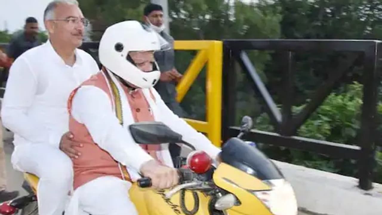 सीएम की शानदार सवारी: मुख्यमंत्री खट्टर बाइक दौड़ाते दिखे, पीछे बैठे थे सांसद..दिखा गजब नजारा सीएम की शानदार सवारी: मुख्यमंत्री खट्टर बाइक दौड़ाते दिखे, पीछे बैठे थे सांसद..दिखा गजब नजारा
