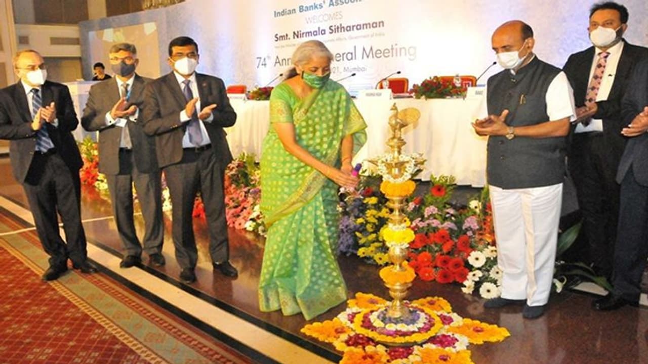 ভারতে SBIর মত আরও ৪ ৫টি ব্যাঙ্কের প্রয়োজন, বললেন কেন্দ্রীয় অর্থমন্ত্রী নির্মলা সীতারমন ভারতে SBIর মত আরও ৪ ৫টি ব্যাঙ্কের প্রয়োজন, বললেন কেন্দ্রীয় অর্থমন্ত্রী নির্মলা সীতারমন