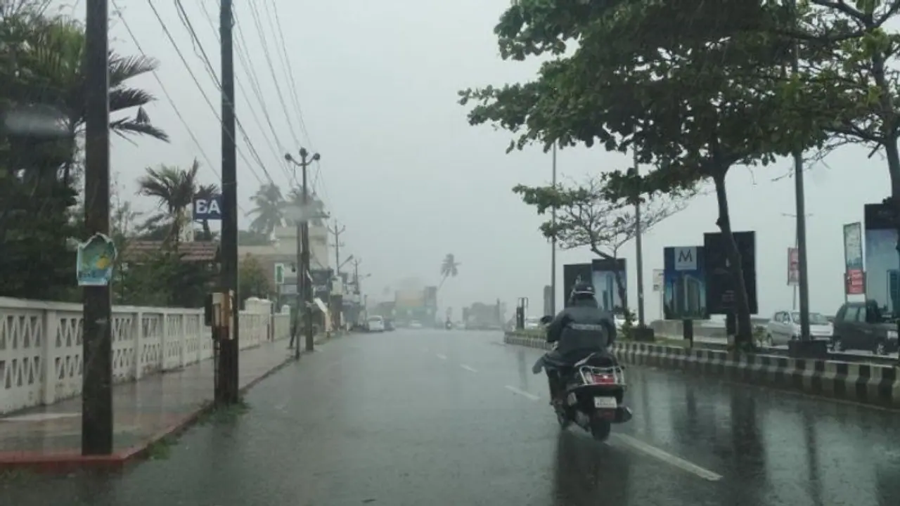 kerala rains| കനത്ത മഴ, അപകട സാധ്യത; കൊല്ലത്ത് സ്കൂളുകള്‍ക്ക് അവധി