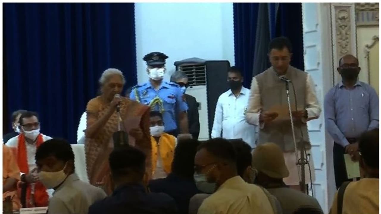 കോണ്ഗ്രസ് വിട്ടെത്തിയ ജിതിന് പ്രസാദ അടക്കം ഏഴുപേര്ക്ക് മന്ത്രികസേര; യുപി മന്ത്രിസഭ പുനസംഘടിപ്പിച്ചു കോണ്ഗ്രസ് വിട്ടെത്തിയ ജിതിന് പ്രസാദ അടക്കം ഏഴുപേര്ക്ക് മന്ത്രികസേര; യുപി മന്ത്രിസഭ പുനസംഘടിപ്പിച്ചു