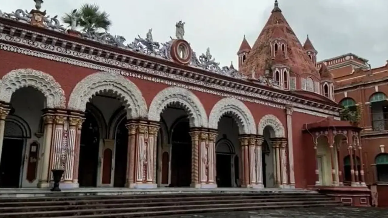 Durga Puja দশমীতে হিন্দু ও মুসলিম সম্প্রদায়ের মানুষ একসঙ্গে আলো দেখান চাঁচল রাজবাড়ির দুর্গাকে Durga Puja দশমীতে হিন্দু ও মুসলিম সম্প্রদায়ের মানুষ একসঙ্গে আলো দেখান চাঁচল রাজবাড়ির দুর্গাকে