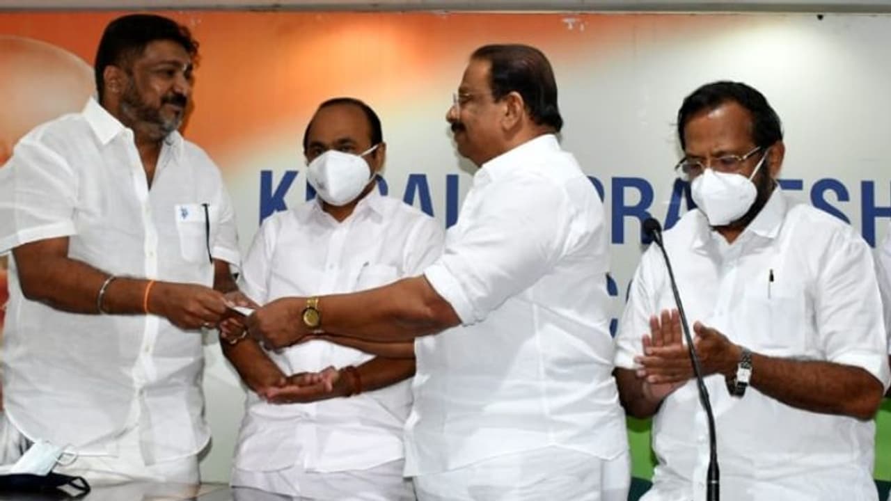 കൊടകര കുഴല്പ്പണ വിവാദം: ബിജെപിയിൽ നിന്ന് പുറത്താക്കിയ ഋഷി പല്പ്പു കോണ്ഗ്രസില് കൊടകര കുഴല്പ്പണ വിവാദം: ബിജെപിയിൽ നിന്ന് പുറത്താക്കിയ ഋഷി പല്പ്പു കോണ്ഗ്രസില്