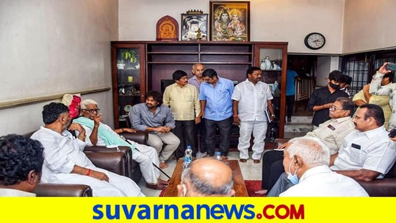 ಜೆಡಿಎಸ್ ನಾಯಕರನ್ನು ಸೆಳೆಯಲು ಡಿಕೆಶಿ ಪ್ಲಾನ್: ತಂದೆ ಆರೋಗ್ಯ ವಿಚಾರಿಸುವ ನೆಪದಲ್ಲಿ ಪುತ್ರನಿಗೆ ಗಾಳ ಜೆಡಿಎಸ್ ನಾಯಕರನ್ನು ಸೆಳೆಯಲು ಡಿಕೆಶಿ ಪ್ಲಾನ್: ತಂದೆ ಆರೋಗ್ಯ ವಿಚಾರಿಸುವ ನೆಪದಲ್ಲಿ ಪುತ್ರನಿಗೆ ಗಾಳ