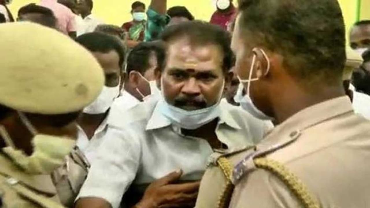 பேசிக்கொண்டிருந்த போதே தேர்தல் அலுவலர் கன்னத்தில் பளார் விட்ட அதிமுக ஒன்றிய செயலாளர்..!