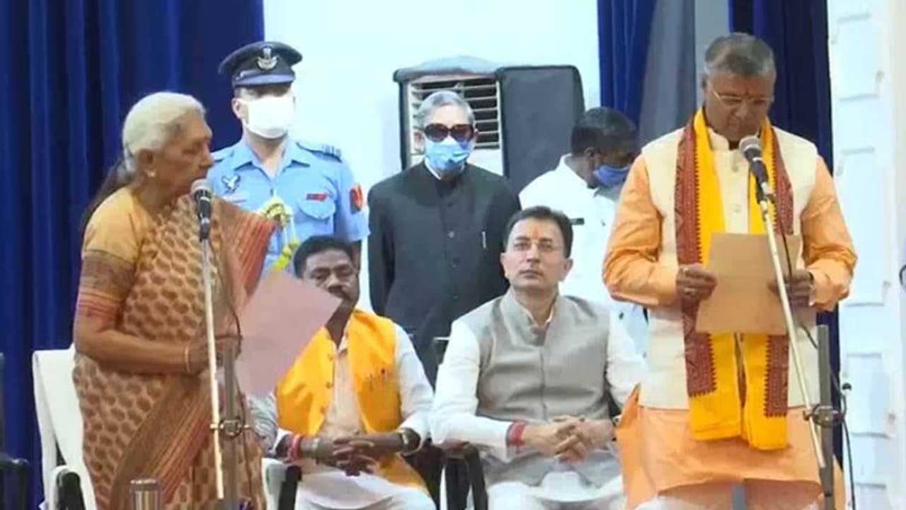 यूपी सरकार के नए मंत्रियों को विभाग आवंटित: जितिन को टेक्निकल एजुकेशन, डॉ.संगीता को सहकारिता, देखिए लिस्ट यूपी सरकार के नए मंत्रियों को विभाग आवंटित: जितिन को टेक्निकल एजुकेशन, डॉ.संगीता को सहकारिता, देखिए लिस्ट