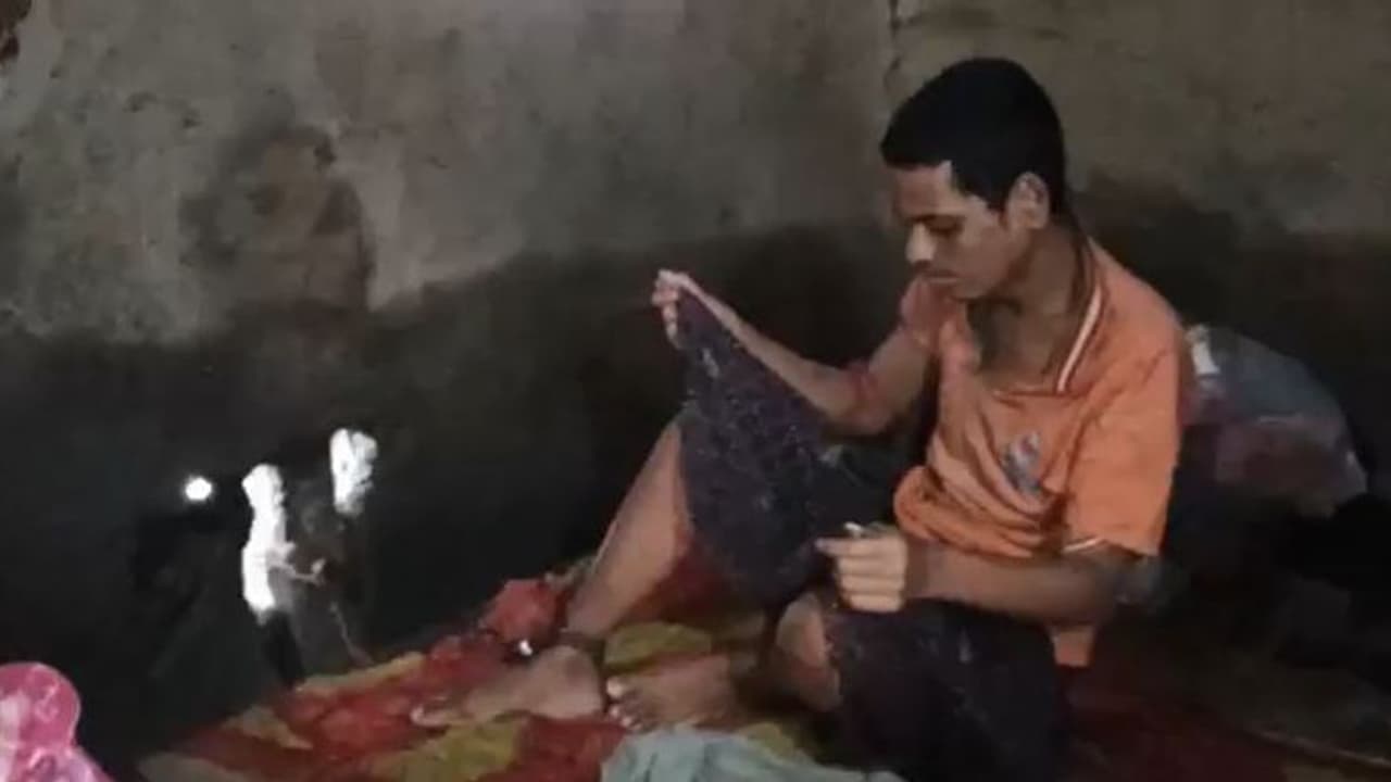 মানসিক ভারসাম্যহীন ছেলে, দেড় বছর ধরে গোয়াল ঘরের পাশে শিকল দিয়ে বেঁধে রেখেছেন বৃদ্ধ দম্পতি মানসিক ভারসাম্যহীন ছেলে, দেড় বছর ধরে গোয়াল ঘরের পাশে শিকল দিয়ে বেঁধে রেখেছেন বৃদ্ধ দম্পতি