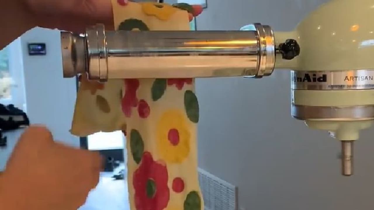 കണ്ടാല്‍ സംഗതി കഴിക്കാനുള്ളതാണെന്ന് തോന്നുമോ!; രസകരമായ വീഡിയോ